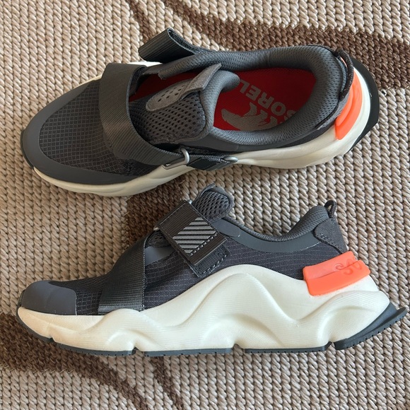 Sorel Kids' Charcoal and Tangerine Sneakers. Like a new 🤗 - Picture 1 of 8